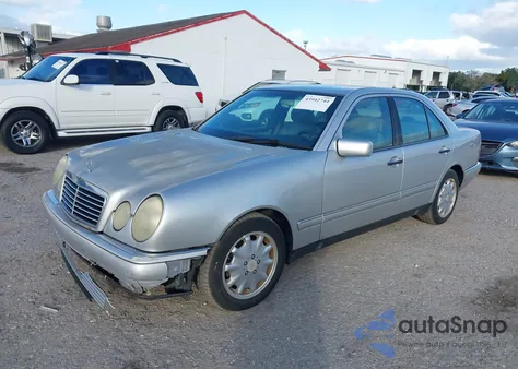 1997 Mercedes-Benz E 320 z USA, uszkodzony, nr VIN WDBJF55F2VJ028315